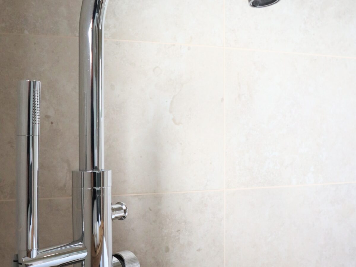 chrome bath tap with knurled detaililng