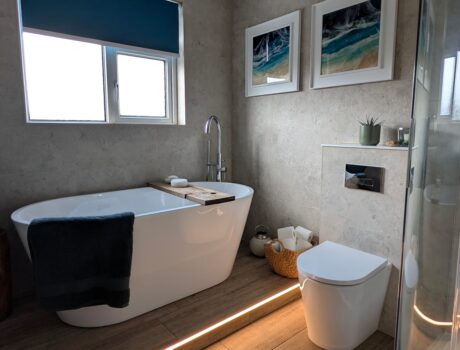 neutral bathroom with hints of green