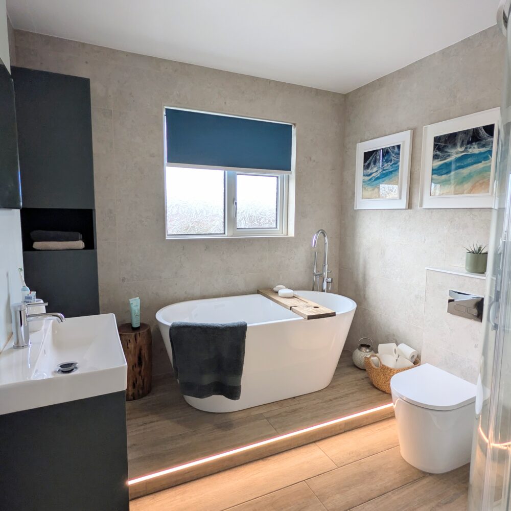 neutral bathroom with hints of green