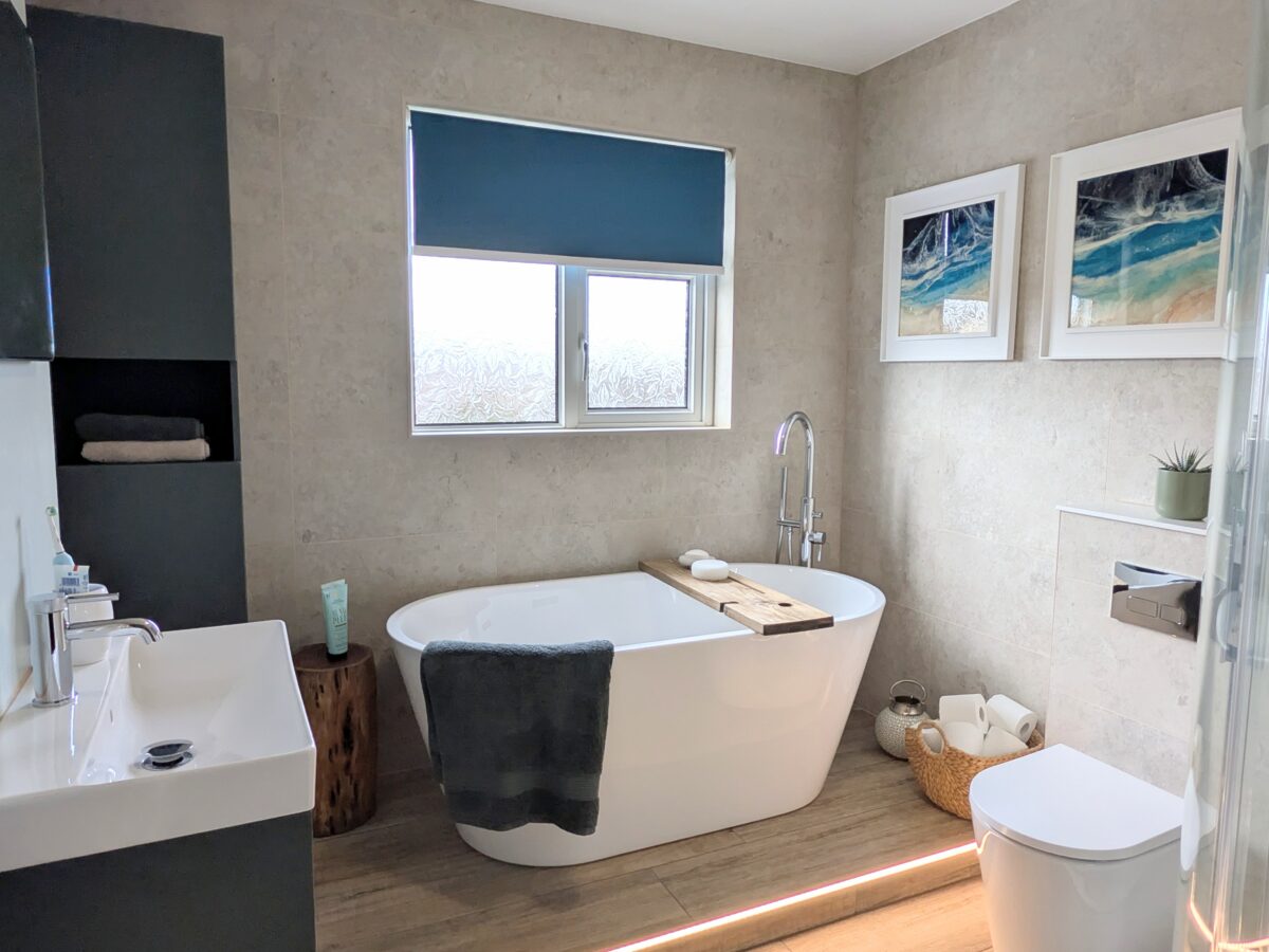 neutral bathroom with hints of green