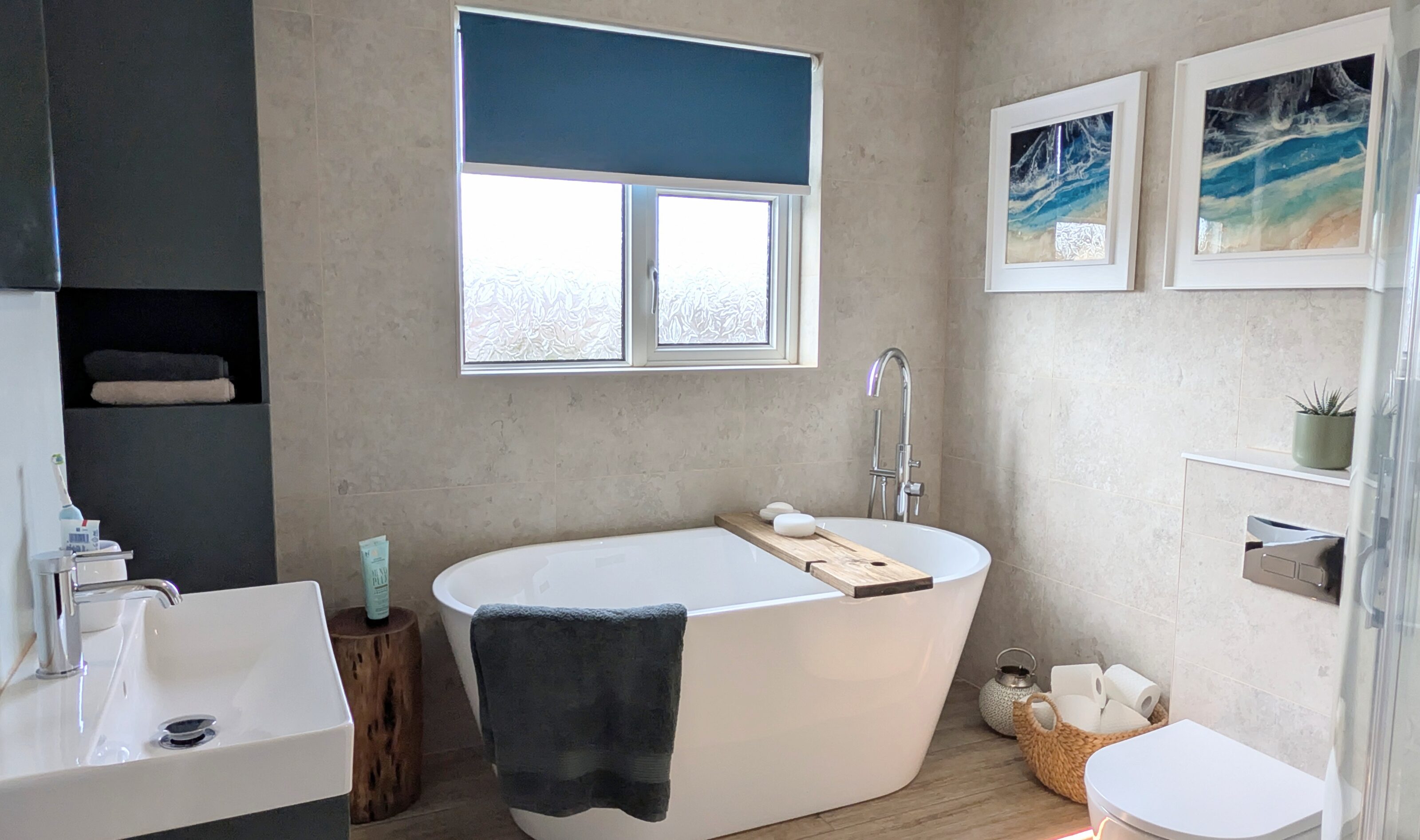 neutral bathroom with hints of green